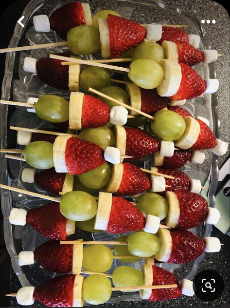 Crowd Finger Foods, Christmas Party Foods, Grinch Fruit, Christmas Party Snacks, Party Crowd, Jul Mad, Fest Mad, Christmas Buffet, Grinch Christmas Party