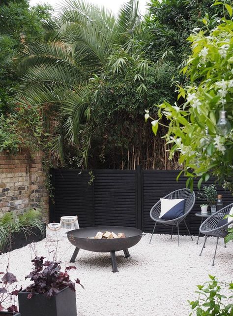 Before & After: My contemporary garden makeover with Wyevale Garden Centres - London garden makeover - black fencing - cream gravel - simple outdoor living Black Fencing, Moderne Have, Black Fence, London Garden, Gravel Garden, Modern Garden Design, Garden Makeover, Fence Decor, Contemporary Garden