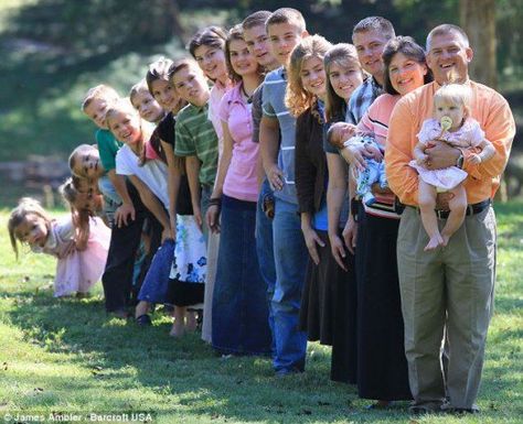 United Bates of America is actually hilarious, are they Amish or Jewish or from the 1950s, I'm not sure Large Family Photo Shoot Ideas, Trucage Photo, Large Family Pictures, Large Family Photography, Large Family Portraits, Large Family Poses, Big Family Photos, Gods Will, Extended Family Photos