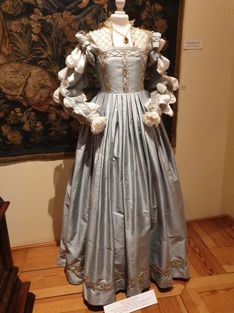 1600 Italian Fashion, Victorian Dress Sleeves, 1600s Fashion Dresses, 1690s Dress, 1600s French Fashion, Late 1600s Fashion, 1700 Womens Fashion, 1700s Royal Fashion, 1650s Dress