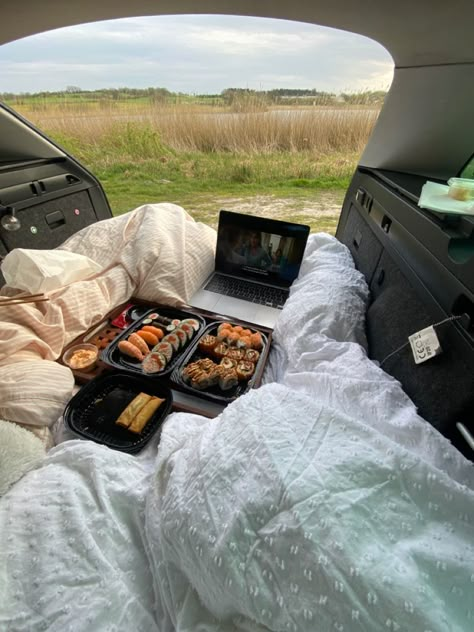 Car Picnic, Dream Dates, Romantic Date Night Ideas, Kombi Home, Picnic Inspiration, Cute Date Ideas, Checked Luggage, Picnic Date, Summer Plans