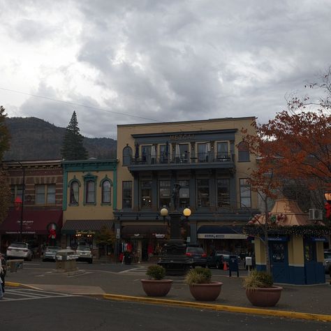 Pnw Small Town, Oregon Woods Aesthetic, Oregon Living Aesthetic, Cool Places Aesthetic, Small Town Oregon, Oregon Small Town Aesthetic, Ashland Oregon Aesthetic, Oregon Town Aesthetic, House In Oregon