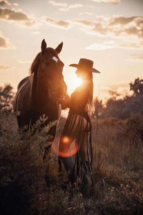 Photoshoot With A Horse, Photography With Horses Photo Ideas, Poses With Horses Photo Ideas, Horse Trailer Photoshoot, Pictures With Horses Photography Ideas, Senior Horse Pictures, Horse Pictures With People, Photo Shoot With Horses, Photoshoot With Horse