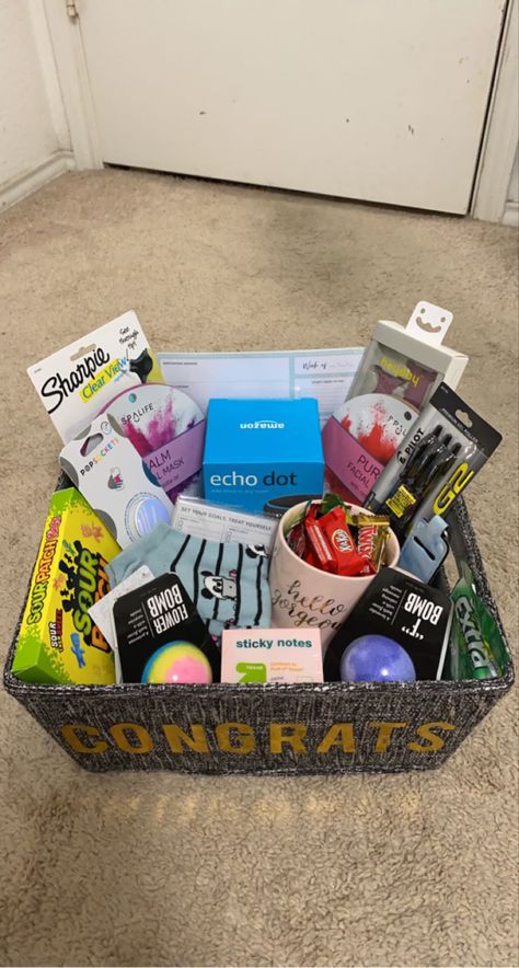 Graduation Basket Ideas For Boyfriend, Grad Gift Basket Ideas For Guys, Graduation Basket For Boyfriend, High School Graduation Basket Ideas, Graduation Gift Baskets For Her, Graduation Gift Baskets For Guys, Gifts For Best Friends Graduation, Graduation Gift Basket Ideas For Boys, Grad Gift For Boyfriend