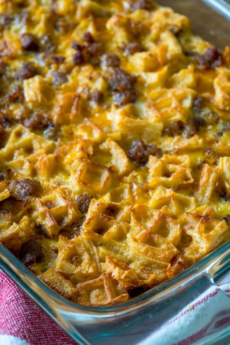 Waffle Bake Casserole, Breakfast Casserole With Waffles, Waffles And Eggs Breakfast, Maple Waffle Sandwich, Waffle Casserole Breakfast, Waffle Meals, Waffle Breakfast Ideas, Pancake Breakfast Casserole, Waffle Breakfast Casserole