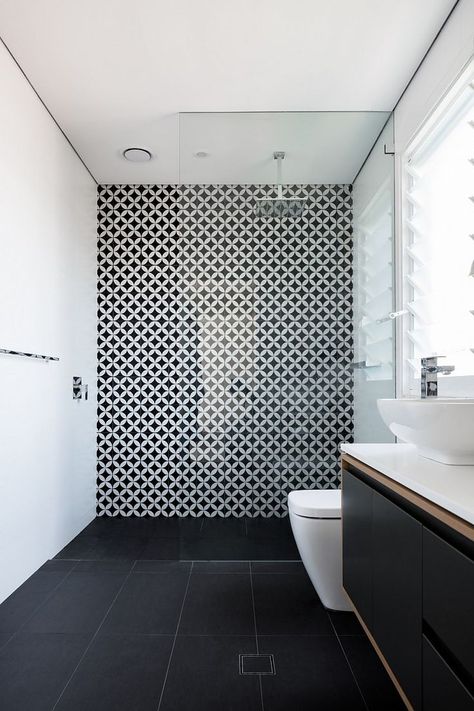 Black And White Tiles Bathroom, Black White Bathrooms, Black And White Bathroom, White Bathroom Designs, White Bathroom Decor, White Bathroom Tiles, Black Tile, Bad Inspiration, Bathroom Remodel Tile