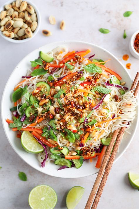 Lemon Grass Noodle Salad, Noodle Salad Vietnamese, Vermicelli Salad Dressing, Prawn Noodle Salad, Asian Salad Noodle, Rice Glass Noodle Recipes, Asian Salad Bowl, Cold Rice Bowls For Lunch, Vietnamese Noodle Bowl Recipes