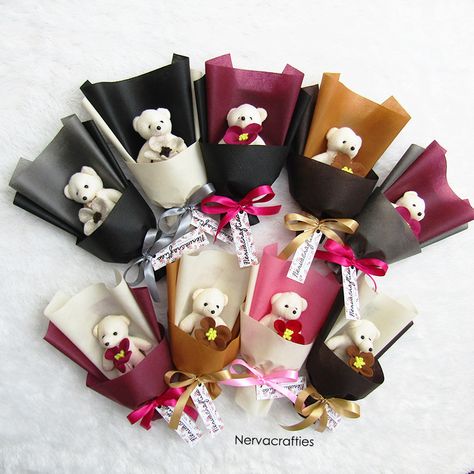 Bokay Flowers, Mini Chocolate Bouquet, Candy Boquets, Graduation Flowers Bouquet, Card Paper Crafts, Bouquet Diy Gift, Mini Flower Bouquet, Doll Bouquet, Food Bouquet