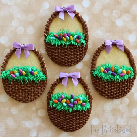 The Partiologist: Великден кошница Бисквитки Easter Basket Cookies, Easter Sugar Cookies Decorated, Egg Shaped Cookies, Easter Cookie Cake, Easter Sugar Cookies, Easter Sweets, Iced Biscuits, Spring Cookies, Easter Baking