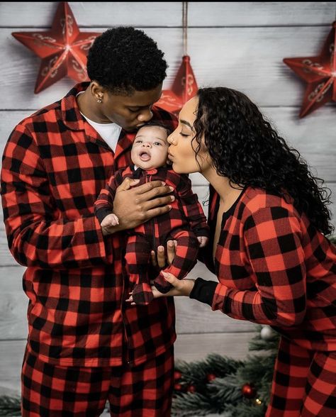 Christmas Pic Ideas, Christmas Pajama Pictures, Family Christmas Pictures Outfits, Christmas Photography Family, Christmas Pic, Christmas Pictures Outfits, Beavers Bend, Christmas Poses, Christmas Family Photoshoot