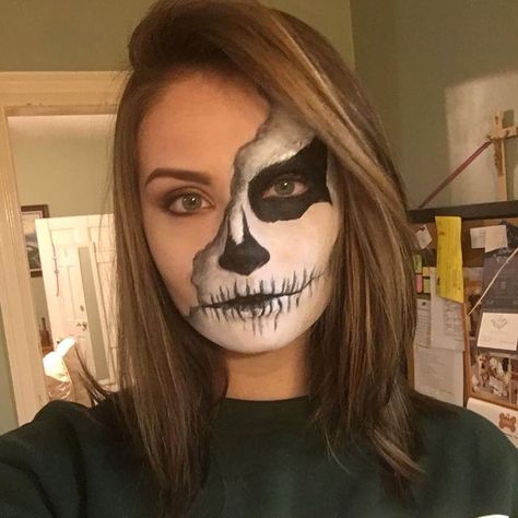 Skull makeup #halloween #skull #skeleton #halloweenmakeup #skeletonmakeup Skeleton Makeup Half Face Simple, Simple Skeleton Makeup Half Face, Skull Face Paint Women, Simple Skull Face Paint, Skeleton Half Face Makeup, Skeleton Mouth Makeup, Horror Face Painting, Skull Face Paint Easy, Half Face Skull Makeup