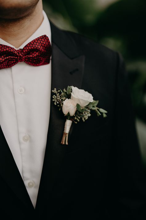 White Flower Boutonniere, Boutineer Wedding, Simple Boutonniere, Green Boutonniere, White Rose Boutonniere, Pola Macrame, White Boutonniere, Groomsmen Boutonniere, Rose Boutonniere