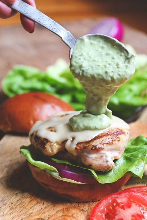 Pesto Grilled Chicken Sandwich, Chicken Pesto Burger, Best Grilled Chicken Sandwich Recipes, Pesto Mayo Sandwich, Grilled Chicken Sandwich Sauce, Grilled Chicken Sandwich Ideas, Grill Chicken Sandwich, Chicken Sandwich Ideas, Healthy Chicken Sandwich