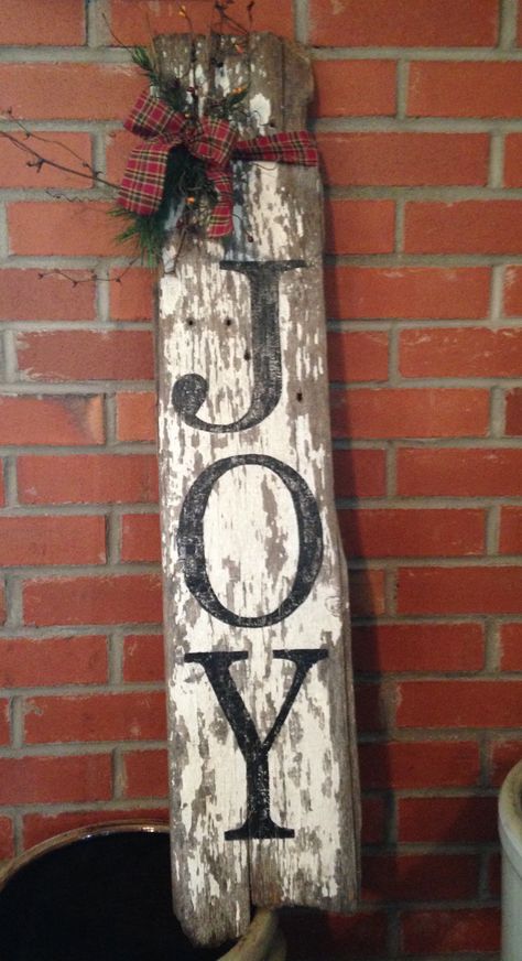 Barn wood "joy sign Wooden Christmas Crafts, Joy Sign, Barn Wood Crafts, Christmas Decorations Diy Outdoor, Christmas Signs Wood, Christmas Wood Crafts, Christmas Decorations Rustic, Primitive Christmas, Christmas Paintings