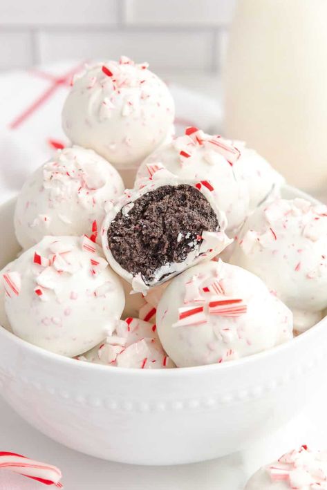 Pepermint Cookies, Peppermint Oreo Truffles, Oreo Cookie Balls Recipe, Oreo Balls Christmas, Chocolate Peppermint Cake, White Chocolate Oreos, Peppermint Treats, Oreo Cookie Balls, Favorite Holiday Desserts