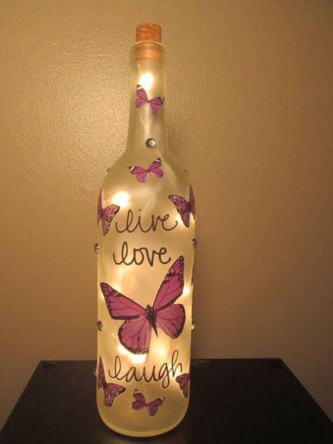 Glass Painted Bottles Night Lights, Bottle Invitation, Bottle Art Projects, Wine Crafts, Butterfly Live, Wine Bottle Wind Chimes, Painting Glass Jars, Liquor Bottle Crafts, Decorated Bottles