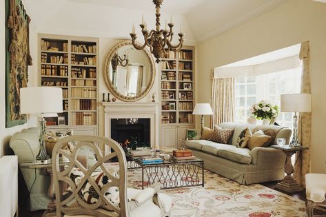 Louise Jones & a House in Wiltshire :: This Is Glamorous Louise Jones, Glamorous Living Room, British Decor, Sitting Room Design, British Interior, Home Libraries, Chic Interior, English Country House, Cabinet Colors