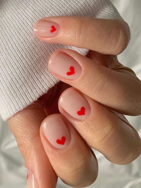 short nude nails with a red heart accent Heart Nail Designs, Nail Designs Valentines, Short Nails Art, Short Nail Designs, Manicure Y Pedicure, Cute Heart, Heart Nails, Valentine's Day Nails, Valentines Nails