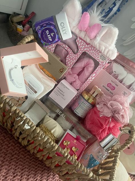 Makeup Basket Gift, Makeup Basket Gift Ideas, Cute Birthday Baskets, Best Friend Basket, Bestie Birthday Gift Ideas, Makeup Basket, Pink Gift Basket, Girly Christmas Gifts, Basket Gift Ideas