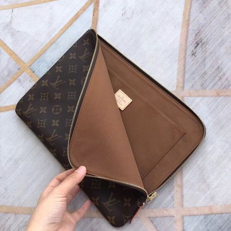 Louis Vuitton Laptop Bag, Lv Clutch, Lv Shoulder Bag, Leather Laptop Case, Leather Laptop Bag, Pretty Bags, Wallet Organization, Computer Bags, Laptop Case