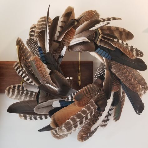 Bird Feather Wreath, Pheasant Feather Wreath Diy, How To Display Feather Collection, Feather Wreaths Diy, Duck Feather Wreath, Decorating With Turkey Feathers, Turkey Feather Centerpiece, Feather Wreath Diy How To Make, Turkey Feather Wreath Diy