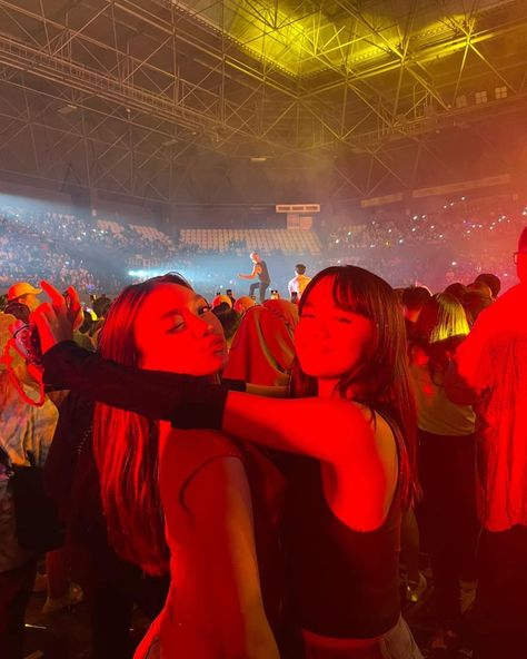 How To Pose For Pictures Concert, Poses For Festival, Concert Lawn Pics, Concert Duo Pics, Bestie Concert Pics, Concert With Friends Aesthetic, Concert Picture Ideas With Friends, Concert Post Ideas, Music Festival Picture Ideas