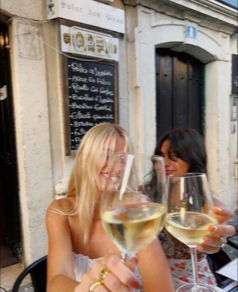 Summer In The City Aesthetic, Friends In Italy, Pic With Friends, Euro Summer Aesthetic, Trendy Photos, Vibe Pics, Europe Pics, French Summer, Girls Vacation