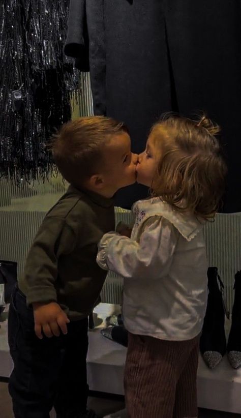 Baby Kisses Picture, Kids Kisses On The Lips, Kiss Picture Couple Aesthetic, Children Kissing, Kids Kissing, Kissing Pics, Cartoon Kiss, Kiss Wallpaper, Lip Kiss