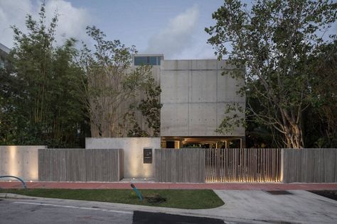 Introverted Architecture, Boundary Design, House Renovation Design, Modern Residential Architecture, Prairie House, Concrete Houses, Miami Houses, Narrow House, Unusual Homes