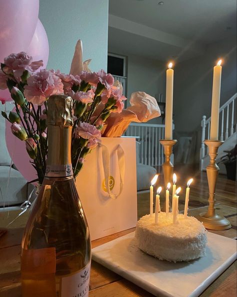 Cute Birthday Setup At Home, Birthday Table Setup Simple, Birthday Table Setting Ideas Simple, Birthday Setup At Home, Birthday Table Setup, Classy 21st Birthday, Birthday Gift Table, Aesthetic Setup, Birthday Setup