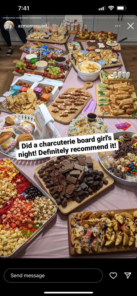 Food Gathering Ideas Friends, Foodie Birthday Party Theme, Snack Bar For Birthday Party, Charcuterie Board Teen Party, Fun Snack Boards, Cousins Night Ideas, Sleepover Food Boards, Birthday Snack Bar Ideas, Charcutie Board Party