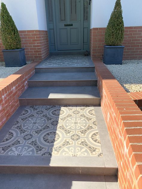 Tile Front Door Step, Tiled Porch Floor Entrance Outside, Front Step Tiles, Tiled Front Door Step, Doorstep Tiles, Stair Angle, Front Door Step, Cottage Front Doors, Front Door Steps