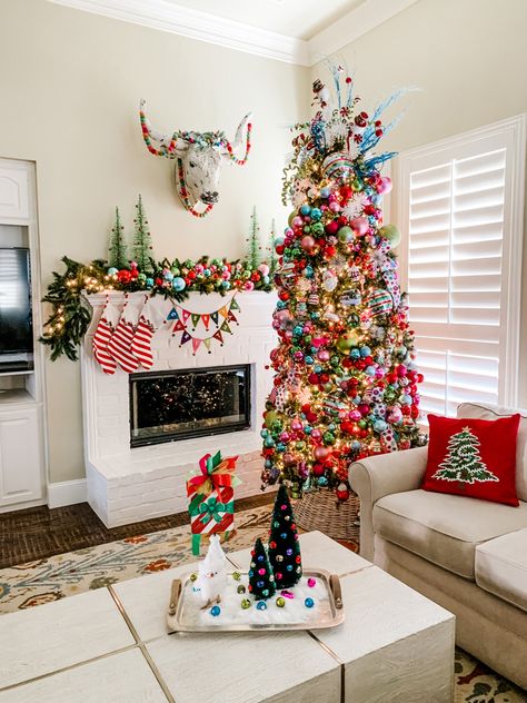 Free People Christmas Tree, Diy Christmas Ball Garland, Funky Christmas Trees, Colorful Transitional, Christmas Tree Goals, Christmas Tree Color Schemes, Nostalgia Christmas, Upside Down Christmas Tree, Diy Christmas Ball