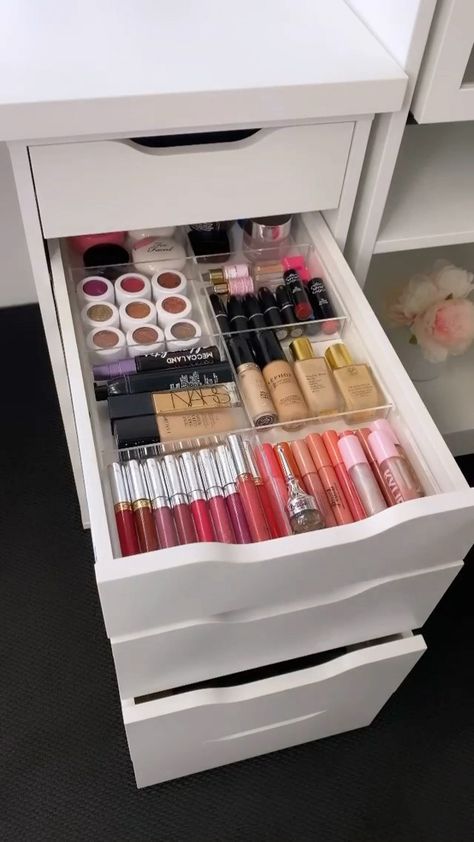 Makeup Bord, Ikea Organisation, Alex Drawer Organization, Ikea Storage Units, Rangement Makeup, Ikea Vanity, Ikea Drawers, Makeup Vanities, Room Organization Bedroom