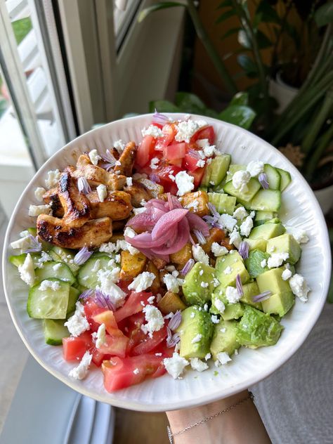 Healthy chicken bowl, avocado, avocado for lunch, feta cheese, tomatoes, cucumber, buddha bowl, mediterranean bowl, healthy bowl, colorful lunch, vibrant food, delicious healthy meal ideas Medeteranian Bowl, Avocado Chicken Recipes, Gym Meals, Chicken Salad Bowls, Mediterranean Lunch, Mediterranean Bowl, Healthy Bowl, Vibrant Food, Healthy Lunch Snacks