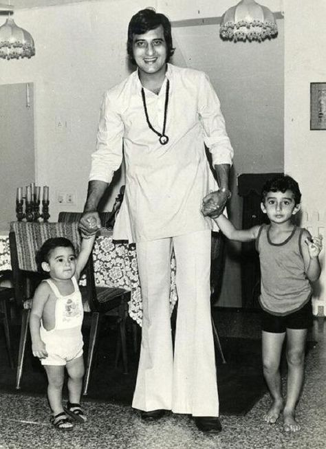 Here’s a picture of today’s birthday boy Akshaye Khanna (extreme left) with his father Vinod Khanna & elder brother Rahul Khanna. Akshaye has done a fewer films than his other contemporaries, but in terms of his performances, he has always been outstanding. Enigmatic like his father, Akshaye prefers to stay away from limelight and values his privacy. A lover of chess, he prefers being single and live life on his own terms. Bollywood Nostalgia, Bollywood Party Decorations, Akshaye Khanna, Bollywood Vintage, Vinod Khanna, Bollywood Retro, Rahul Khanna, Old Film Stars, Elder Brother