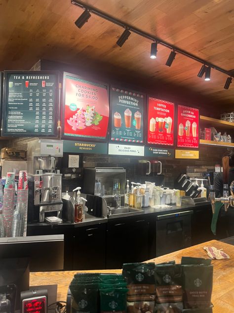 Starbucks Winter Aesthetic, Starbucks Christmas Aesthetic, Christmas Hangout Ideas, Winter Starbucks Drinks, Starbucks Christmas Menu, Starbucks Christmas Drinks, Christmas Starbucks, Season Aesthetic, Starbucks Rewards