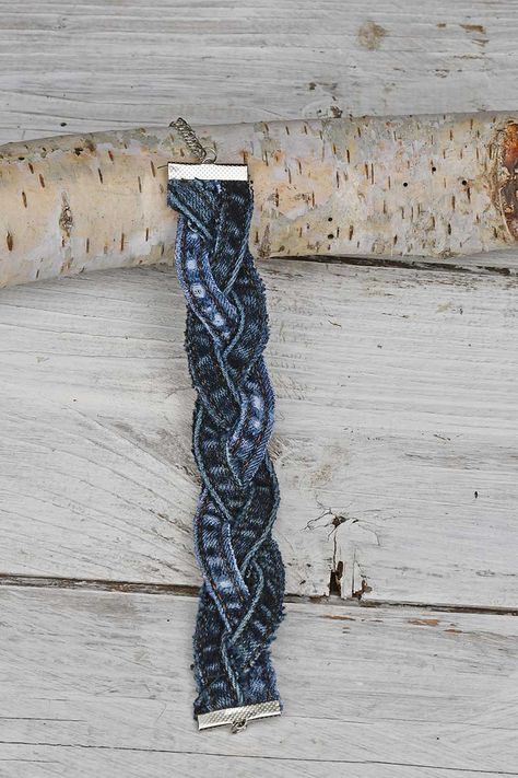 How to make a gorgeous braided jeans seams denim bracelet. It can be adjusted to fit wrist of different sizes. Braided Denim Bracelet, Denim Jean Crafts, How To Make Belts For Women, Ideas For Old Jeans, Diy Denim Earrings Old Jeans, Denim Jewellery Ideas, Denim Seams Projects, Denim Jewelry Diy How To Make, How To Make A Bracelet