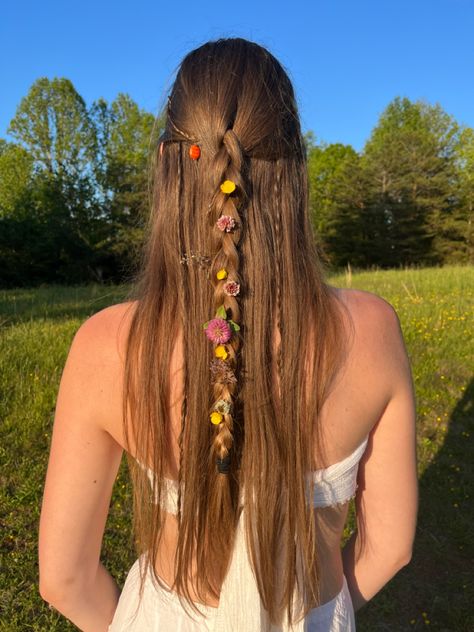 Rapunzel Costume Hair Ideas, Flowers In Hair Braid, Repunzal Hairstyles, Flowers Braided Into Hair, Rapunzel Hair Ideas, Cottage Core Hair Styles, Rapunzel Hair Aesthetic, Rapunzel Hair Braid, Real Flowers In Hair