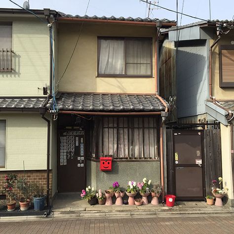 House with smiley-face mailbox Japanese Buildings, Building Aesthetic, Japan Street, 카페 인테리어 디자인, Japan Aesthetic, Small Buildings, Aesthetic Japan, Japanese Architecture, Japanese Aesthetic