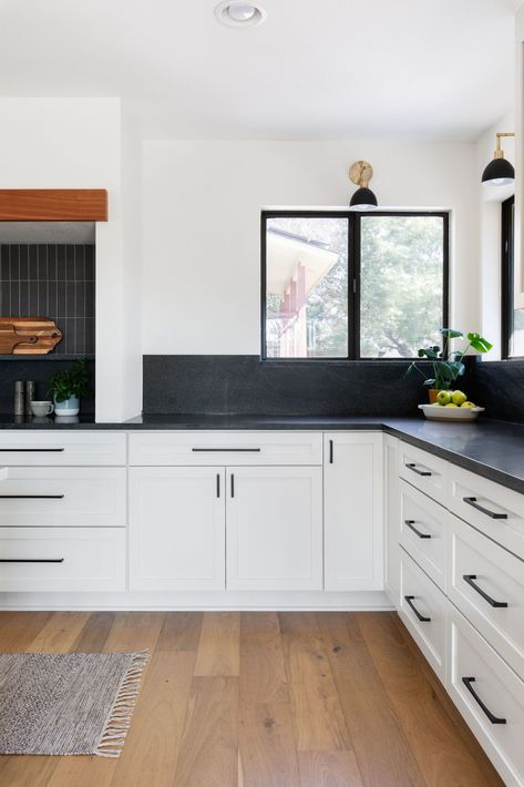 Backsplash For Black Countertops, White Cabinets Black Countertops, Backsplash For White Cabinets, White Cabinets White Countertops, Black Kitchen Countertops, Kitchen Countertop Decor, Black Backsplash, Tile Options, Color Kitchen