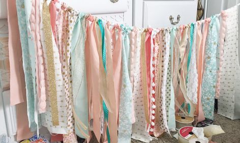 Shabby Chic Bridal Shower Ideas, Baby Shower Cake Table Backdrop, Bridal Shower Ideas Diy, Chic Bridal Shower Ideas, Fabric Banner Diy, Fabric Strip Garland, Nanny Crafts, Shabby Chic Birthday Party Ideas, Diy Fabric Garland