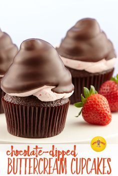 Cupcakes Dipped In Chocolate, Chocolate Decorations For Cupcakes, Chocolate Cupcakes Ideas, Dipped Cupcakes, Chocolate Dipped Cupcakes, Special Cupcakes, Cupcake Project, Valentine Cupcakes, Strawberry Buttercream Frosting