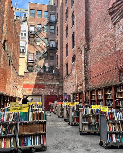 Brattle Bookshop in Boston: one of the oldest and largest used bookstores. #traveltips #travel #boston #bookworm #booklover #explore Boston Aesthetic, Walkable City, England Road Trip, Living In Boston, New England Road Trip, Book Shops, Fall Beauty, Rental Car, We Will Never Forget