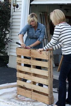 DIY Pallet Christmas Tree Pallet Christmas Tree Diy, Halloween Pallet Diy, Halloween Palette, Christmas Pallet, Pallet Halloween, Disney Christmas Decorations, Chirstmas Decor, Outside Christmas Decorations, Pallet Christmas Tree