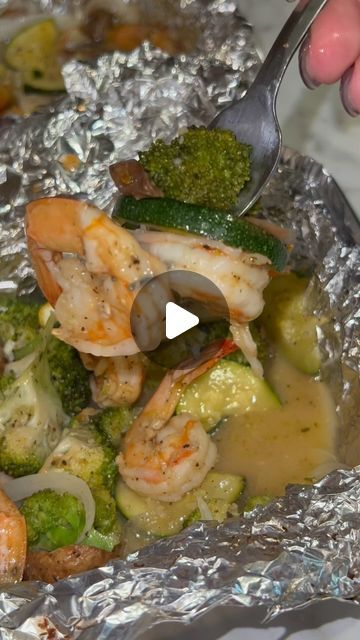 📍Detroit on Instagram: "Shrimp Foil Pack ! Simple & Easy dinner. 

Add all of your ingredients (listed below) into the foil. Bake at 425 degrees for 15-18 minutes. Thank me later! 😚

Ingredients:

Shrimp
Broccoli 
Zucchini 
Onion
Mushrooms 
Garlic Powder 
Onion Powder 
Tony’s 
Garlic Butter 
Lemon

#foilpacks #shrimp #dinnerideas #vegetables #veggies" Shrimp Foil Pack, Foil Bake, Shrimp Broccoli, Shrimp And Broccoli, Foil Packaging, Foil Packets, Pan Meals, Fried Shrimp, One Pan Meals