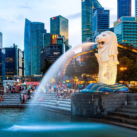 Sadly, one of Singapore’s massive Merlions will be demolished, but others stand proud as the city-state’s most enduring and mythic symbols. Singapore City Wallpaper, Singapore Wallpaper, Aloita Resort, Singapore Aesthetic, Singapore Merlion, Merlion Singapore, Singapore Tour Package, Holiday In Singapore, Singapore Itinerary