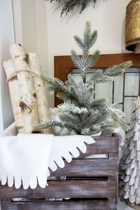 Real Mini Christmas Tree, Winter Wonderland Nursery, Diy Winter Decorations, Winter Decor Diy, Diy Winter Decor, Winter Decorating Ideas, Log Decor, Birch Tree Decor, Winter Decor Ideas