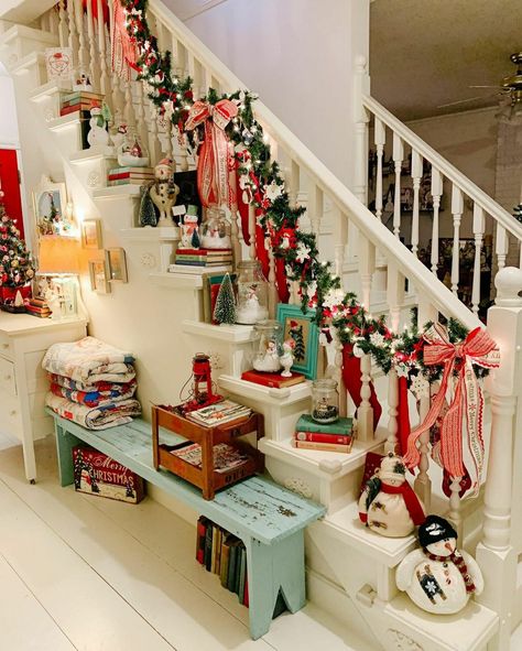 Pom Pom Garland Decor Ideas, Vintage Christmas Staircase, Stairway Garland, Nostalgic Christmas Decorations, Christmas Staircase Decor, Christmas Staircase, Homemade Clay, Flea Market Decorating, Mini Lights