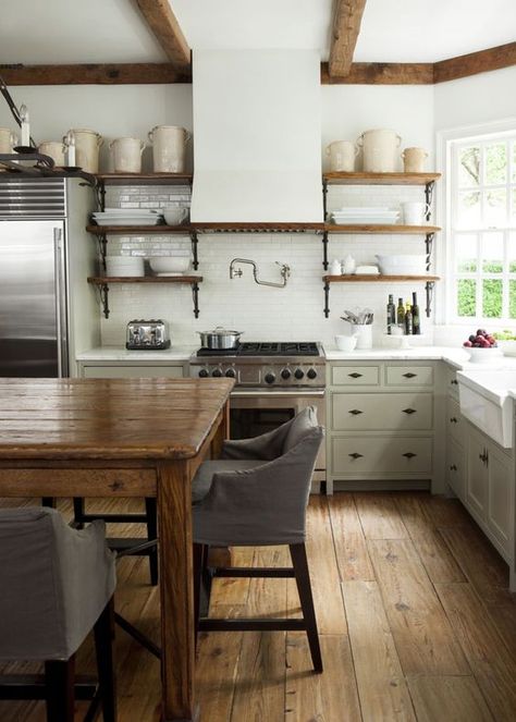 Industri Modern, Farmhouse Kitchen Inspiration, Kabinet Dapur, Farmhouse Kitchen Cabinets, Rustic Farmhouse Kitchen, Deco Retro, Classic Kitchen, Wooden Floors, Kitchen Trends